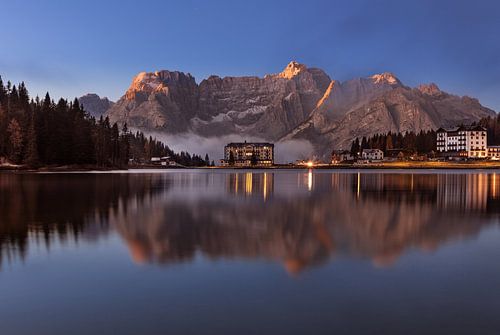 Sonnenaufgang am Lago Misurina in den Dolomiten
