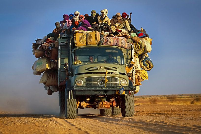 Camion avec des gens dans le désert du Sahara par Frans Lemmens