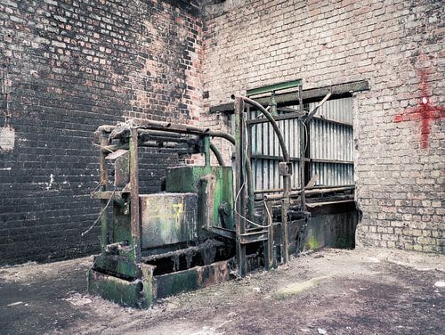 Groene Machine en Rood Kruis in verlaten Fabriekshal, België