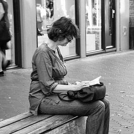 Femme de lecture sur Jeroen Mank