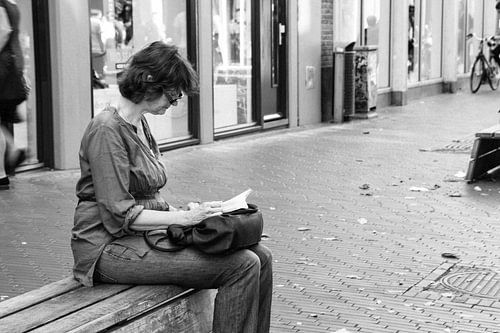 Reading woman by Jeroen Mank