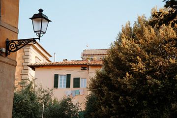 Pastelkleurige was in een straat in Pisa - Zomertijd in Italie