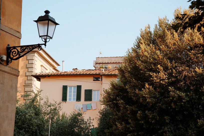 Pastellfarbenes Wachs in einer Straße in Pisa - Sommerzeit in Italien von sonja koning