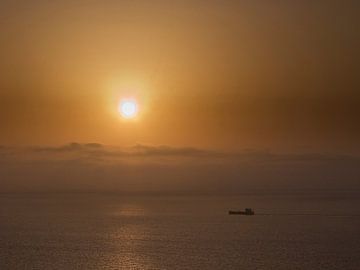 Vrachtboot bij ondergaande zon 2 van Rene van der Meer