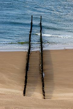 Une plage déserte près de Zoutelande avec une rangée de brise-lames sur Kim Willems