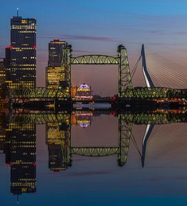 Reflet de la ligne d'horizon de Rotterdam avec le Hef sur Ilya Korzelius