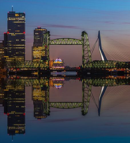 Reflectie skyline Rotterdam met de Hef