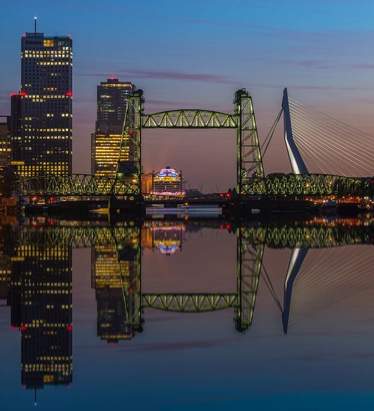 Reflectie skyline Rotterdam met de Hef van Ilya Korzelius