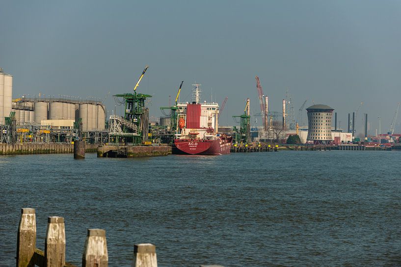Rotterdam Haven bij Vlaardingen. van Brian Morgan