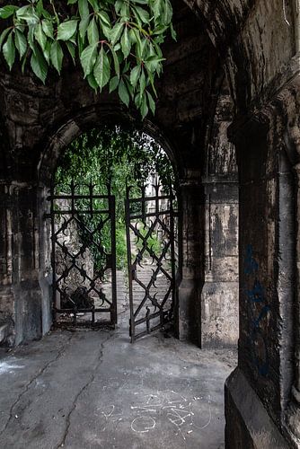 entrée perdue dans un parc à Budapest avec une clôture usée par le temps