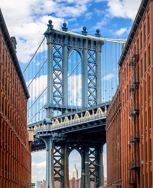 Manhattan Bridge gezien vanaf Brooklyn Backstreet van Ruurd Dankloff