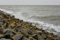 Golven slaan tegen de dijk