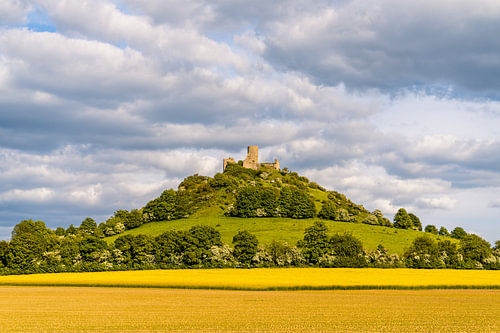 Desenberg über dem Rapsfeld
