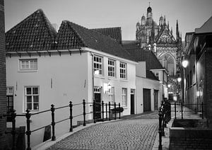 In den Boerenmouw Den Bosch in avondsfeer zwart wit