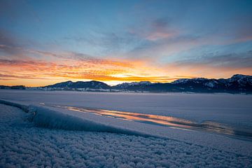 Sonnenaufgang über dem gefrorenen Forggensee und den Ostallgäuer Alpen von Leo Schindzielorz