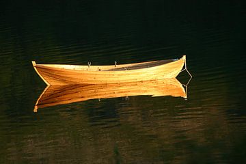 boot in gouden gloed van Antwan Janssen