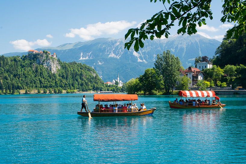 Bateaux sur le lac de Bled en Slovénie par Lifelicious