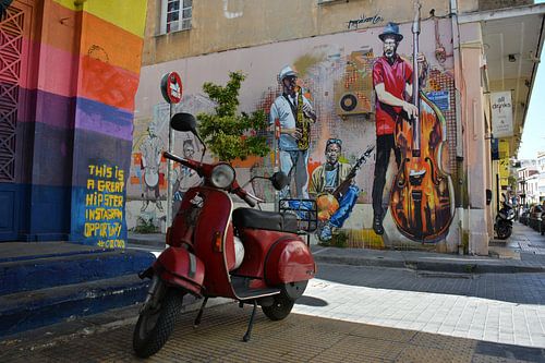 Straatmuzikanten en rode Vespa brommer, Athene