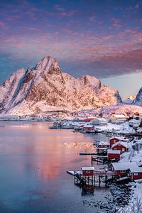 Fischerdorf auf den Lofoten in Norwegen zum Sonnenaufgang.