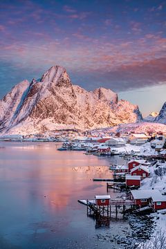 Village de pêcheurs sur les Lofoten en Norvège au lever du soleil. sur Voss Fine Art Fotografie