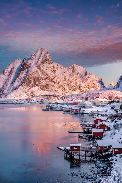 Vissersdorp op de Lofoten in Noorwegen bij zonsopgang. van Voss fotografie