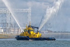 un bateau de la rpa offre une démonstration lors de la fermeture expérimentale de la barrière de maesland sur Arthur Bruinen