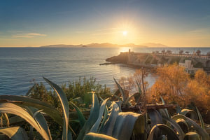 Sonnenuntergang über der Piazza Bovio in Piombino