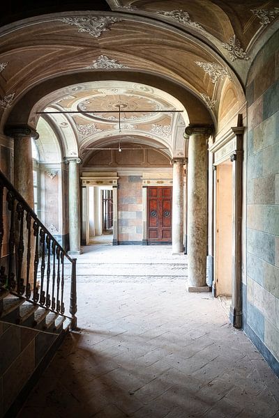 Saal in einer verlassenen Villa. von Roman Robroek – Fotos verlassener Gebäude