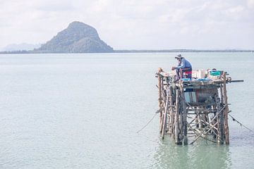 Fischer am Donsak-Pier Thailand von Andrew van der Beek