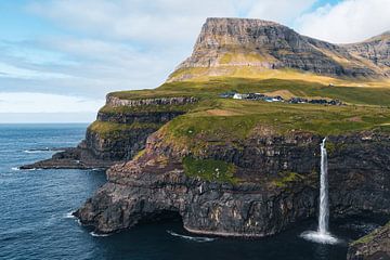 De Múlafossur Waterfall op Faroer van Marcel Nauta