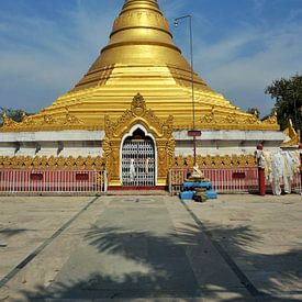 Tempel in Lumbini, Nepal van Xandra Ribbers