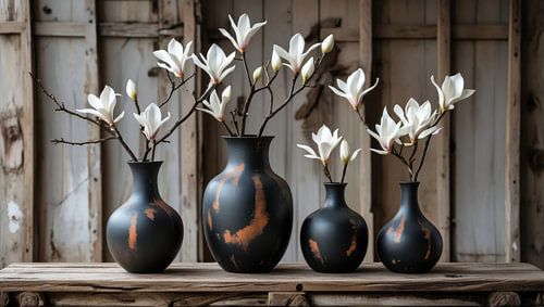 Vier vazen op een rij met takken van de Magnolia erin  op een oude verweerde achtergrond pastelkleuren.