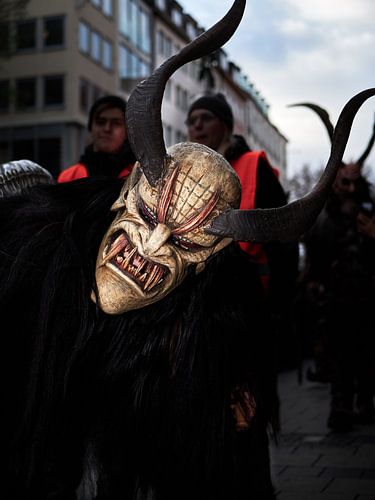 Krampus sinistre aux longues cornes