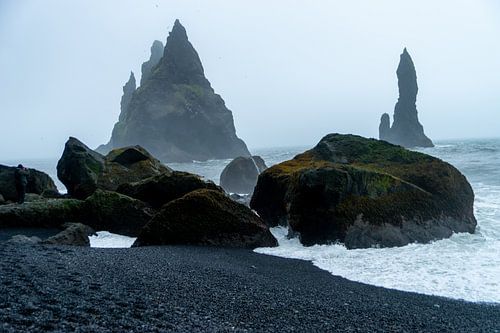 Felsnadeln am schwarzen Strand bei Vik