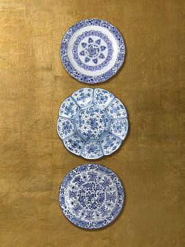 Collection d'assiettes bleues de Delft sur fond d'or, Rijksmuseum sur Mijke Konijn