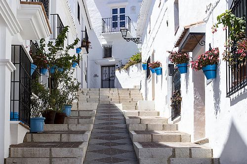 wit straatje in Andalusië van Antwan Janssen