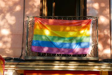 Madrid - Pridevlag aan balkon van Wout van den Berg
