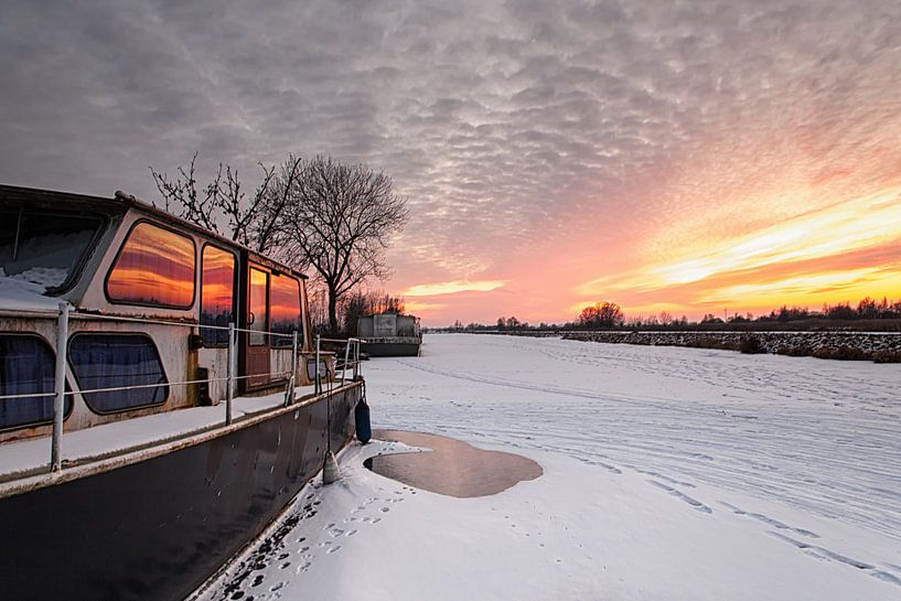 Boat in ice landscape at sunset von Peter van Eekelen