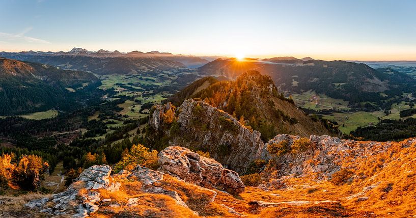 Sonnenuntergang über den Allgäuer Alpen mit Blick vom Sorgschrofen von Leo Schindzielorz