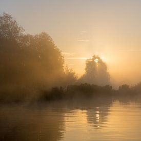 Ein schöner Sonnenaufgang in der wasserreichen Umgebung von Grouw von Goffe Jensma