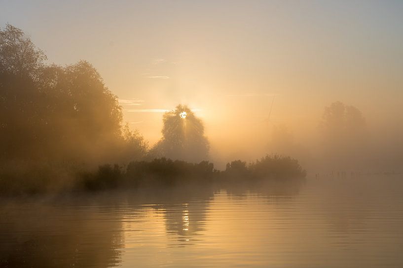 Ein schöner Sonnenaufgang in der wasserreichen Umgebung von Grouw von Goffe Jensma
