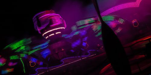 Rotation néon – Mouvement de carrousel dans un flot de couleurs nocturnes