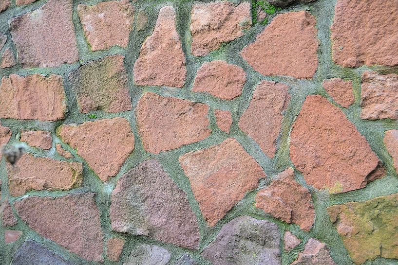 historische mittelalterliche Stadtmauer aus Naturstein in Magdeburg von Heiko Kueverling