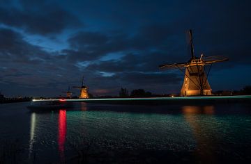 de windmolens in Kinderdijk zijn verlicht van Marcel Derweduwen