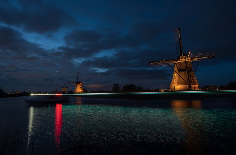 de windmolens in Kinderdijk zijn verlicht by Marcel Derweduwen