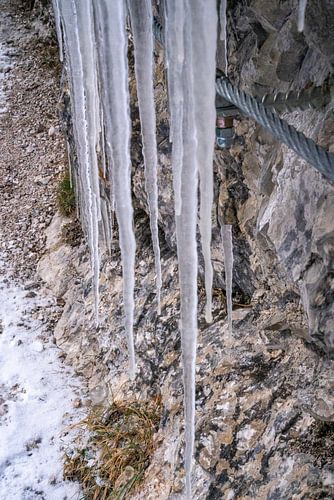 De Gleiersch Klamm in de winter met sneeuw, ijs en hangende ijspegels.