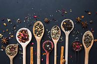 Pollepels thee, tea on wooden spoons van Corrine Ponsen thumbnail