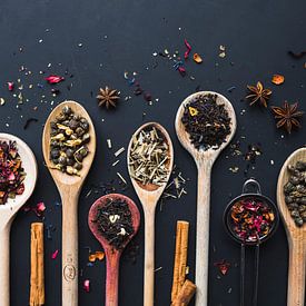 Pollepels thee, tea on wooden spoons van Corrine Ponsen