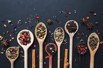 Pollepels thee, tea on wooden spoons van Corrine Ponsen