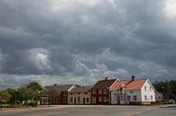 Donker lucht boven huisjes in dorp in zuid Zweden van Joost Adriaanse thumbnail